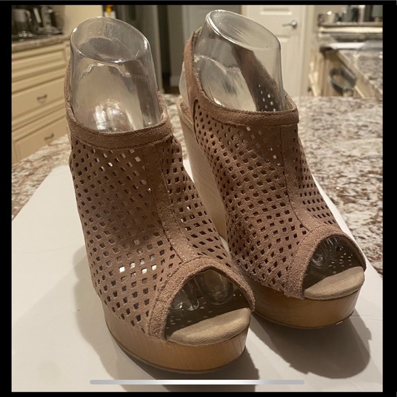 Steve Madden Syrrus Beige Wedge - Picture 4 of 12